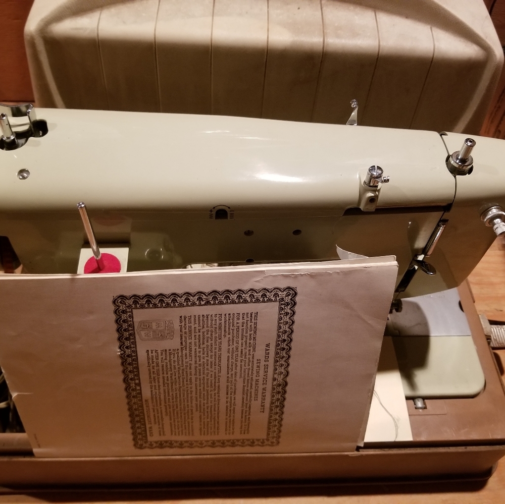 Sewing machine - Picture 3 of 4